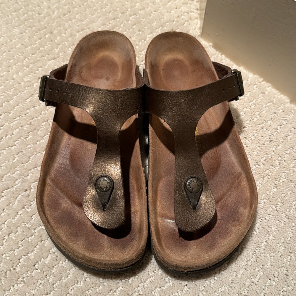 Birkenstock Gizeh Gold Thong Sandals Women’s Size 37. (R)